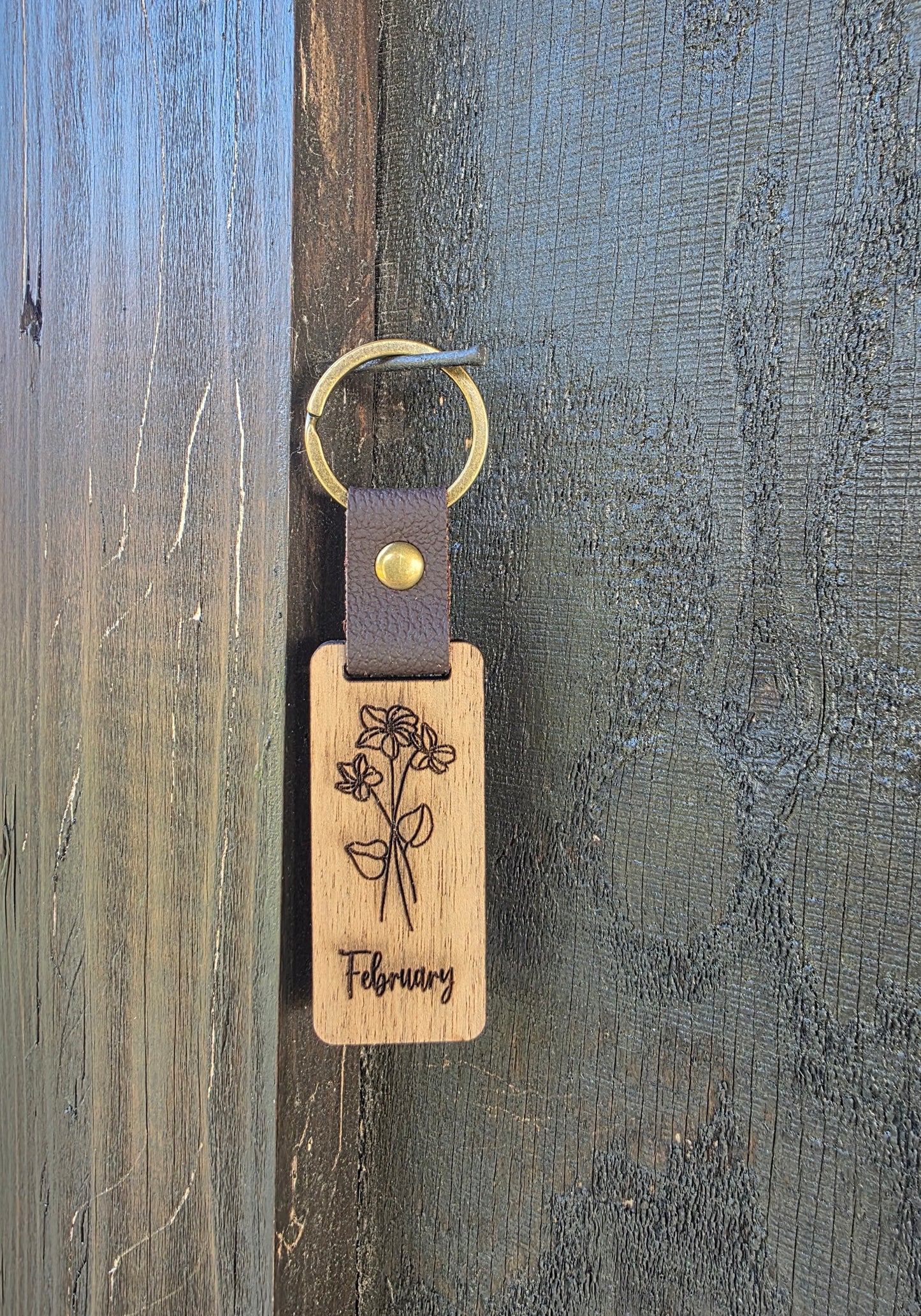 Personalized Birth Month Flower Keychain – Handcrafted Wooden Floral Key Ring with Engraved Monthly Blooms – Custom Gift for Her or Him
