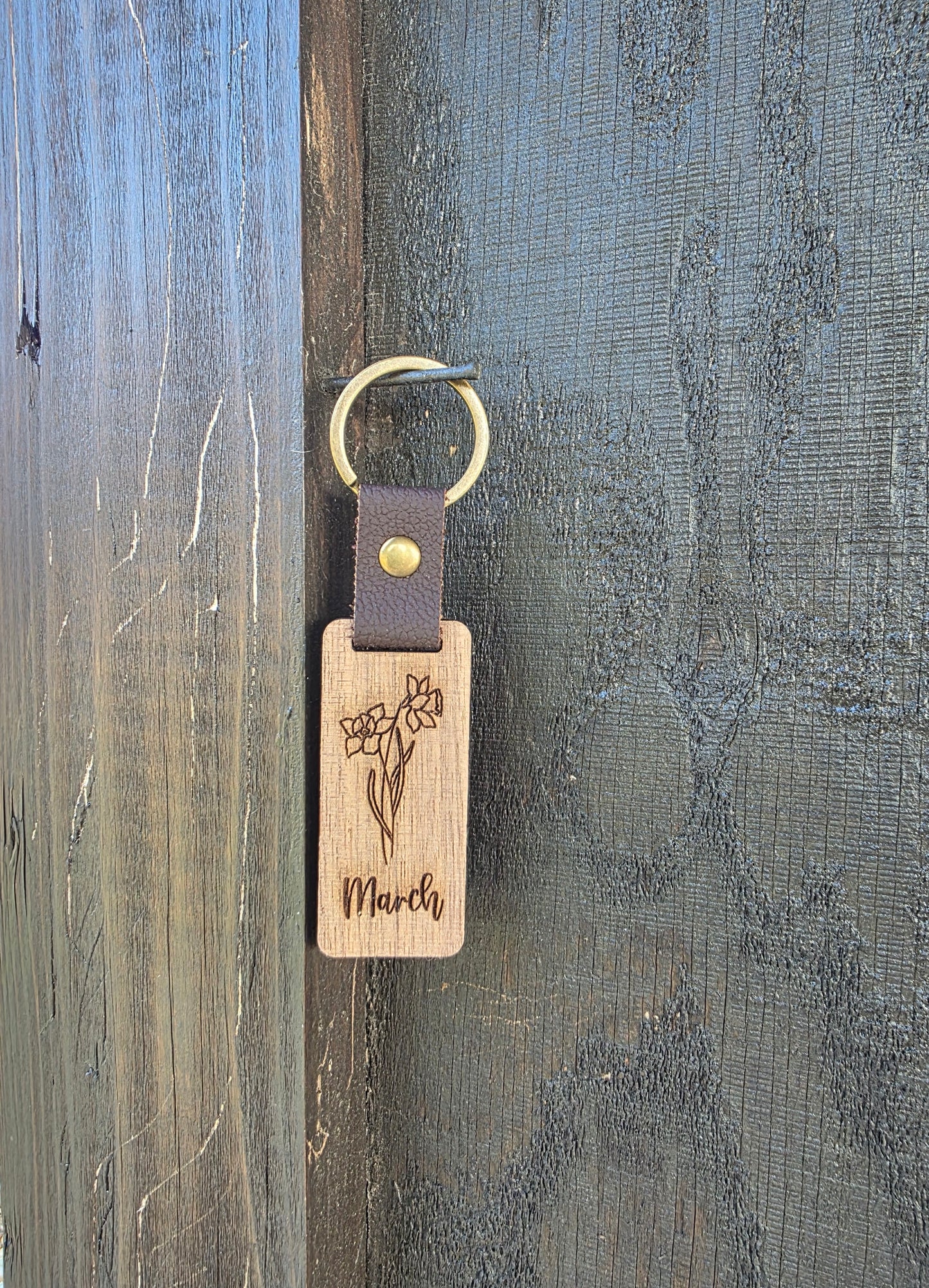 Personalized Birth Month Flower Keychain – Handcrafted Wooden Floral Key Ring with Engraved Monthly Blooms – Custom Gift for Her or Him