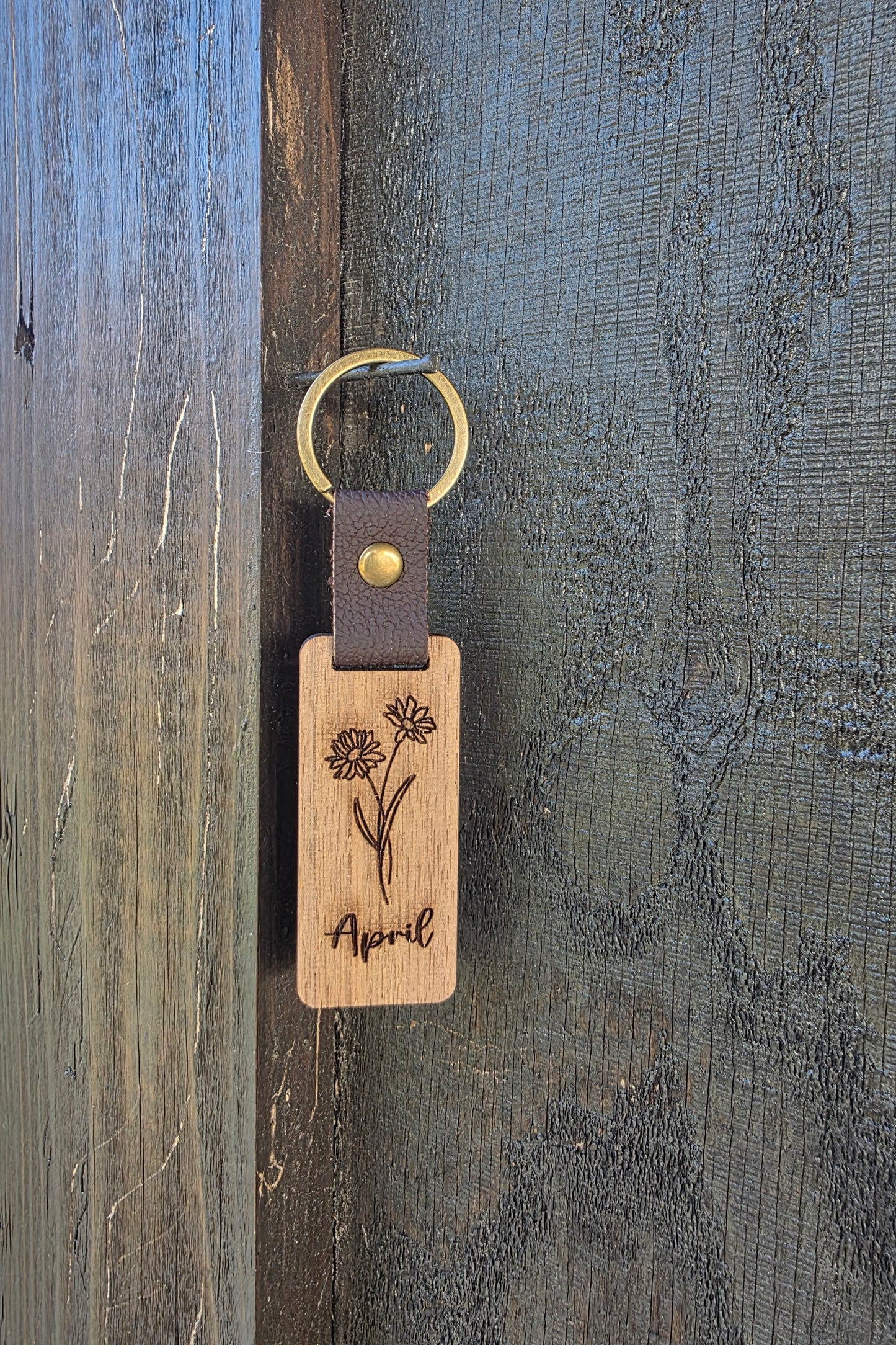 Personalized Birth Month Flower Keychain – Handcrafted Wooden Floral Key Ring with Engraved Monthly Blooms – Custom Gift for Her or Him
