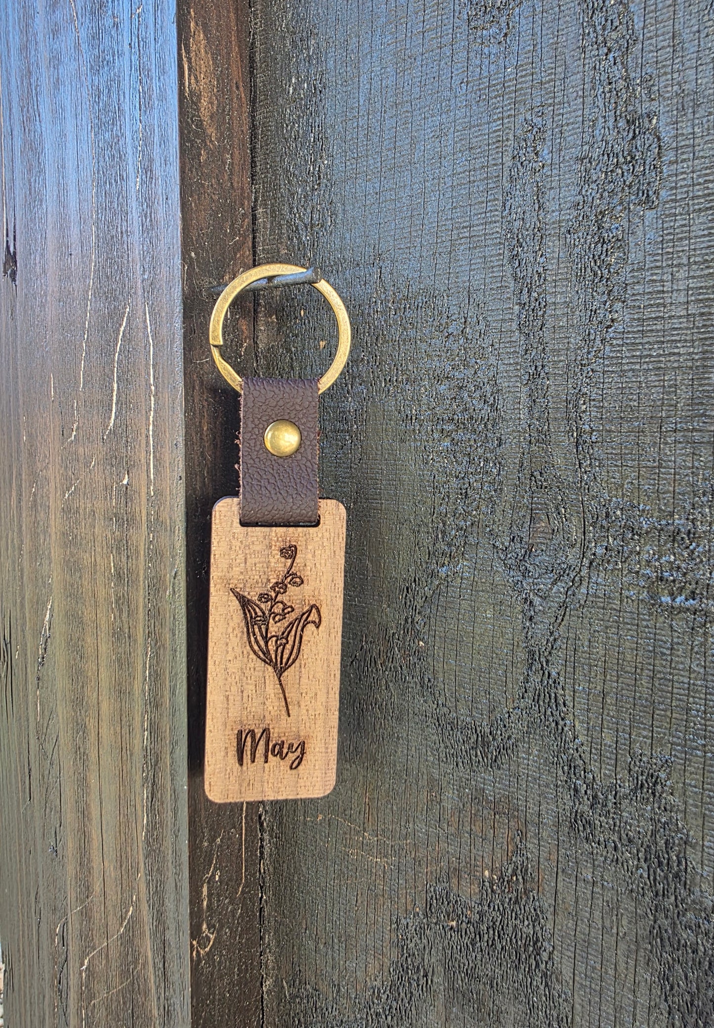 Personalized Birth Month Flower Keychain – Handcrafted Wooden Floral Key Ring with Engraved Monthly Blooms – Custom Gift for Her or Him
