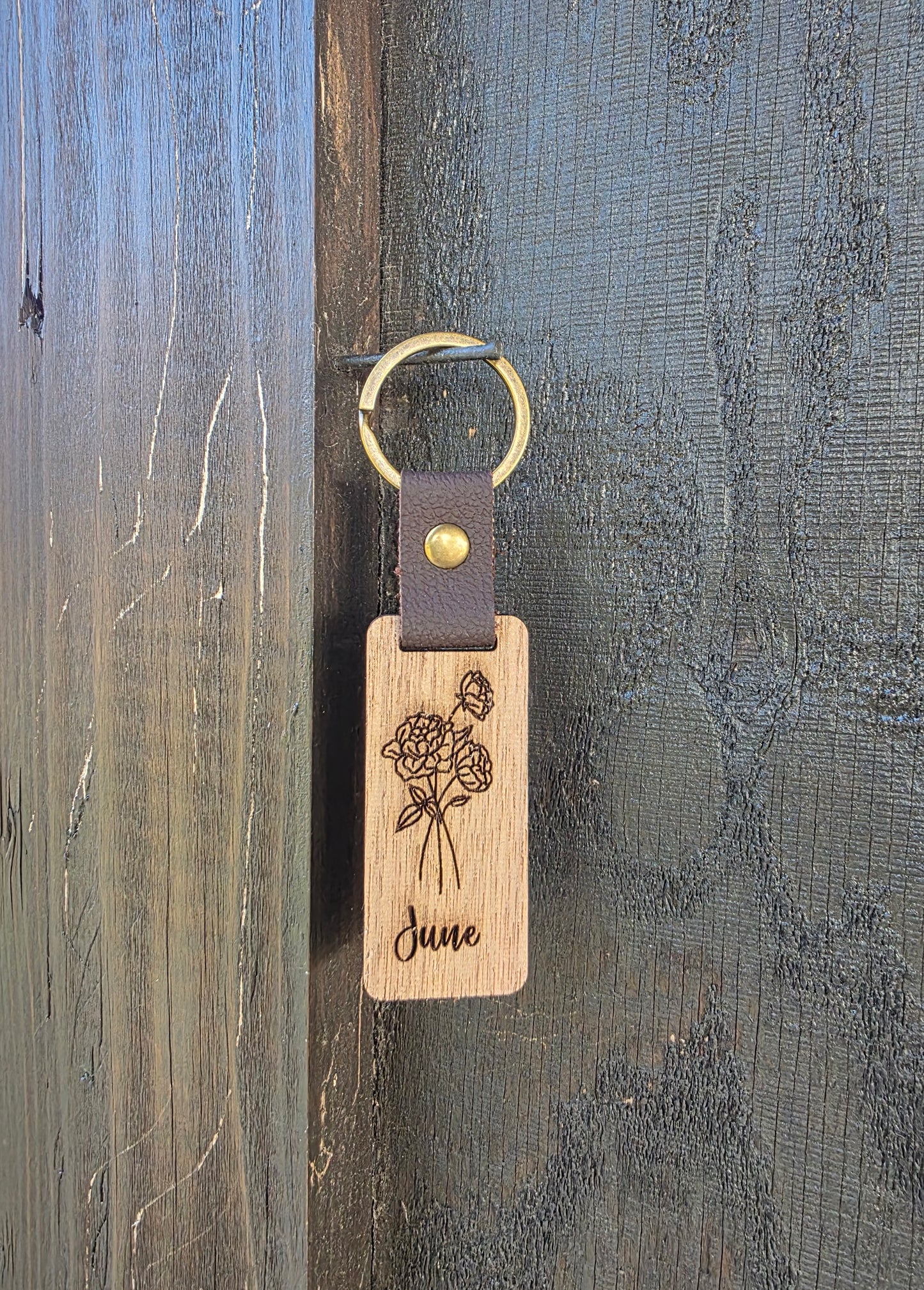 Personalized Birth Month Flower Keychain – Handcrafted Wooden Floral Key Ring with Engraved Monthly Blooms – Custom Gift for Her or Him