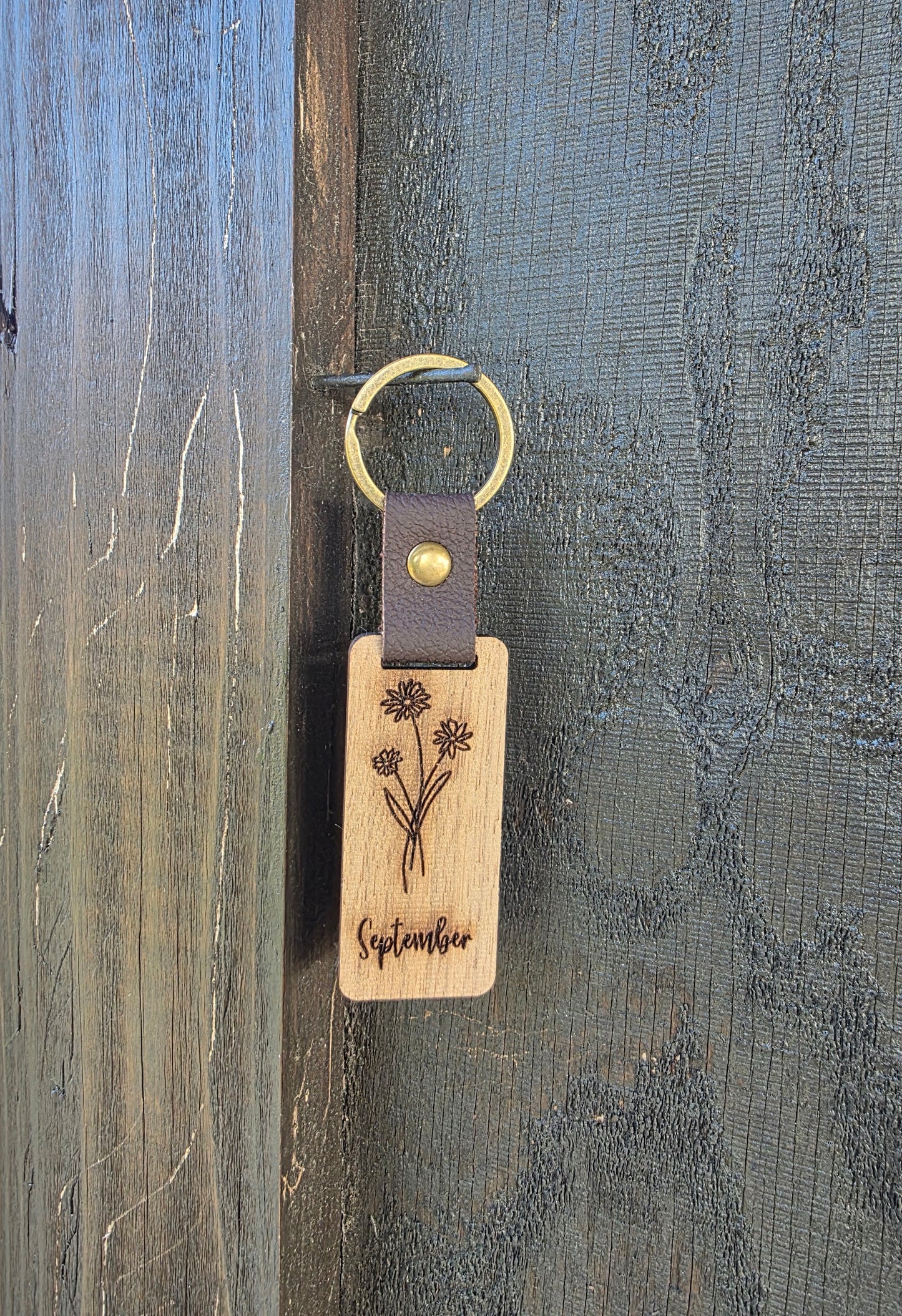 Personalized Birth Month Flower Keychain – Handcrafted Wooden Floral Key Ring with Engraved Monthly Blooms – Custom Gift for Her or Him