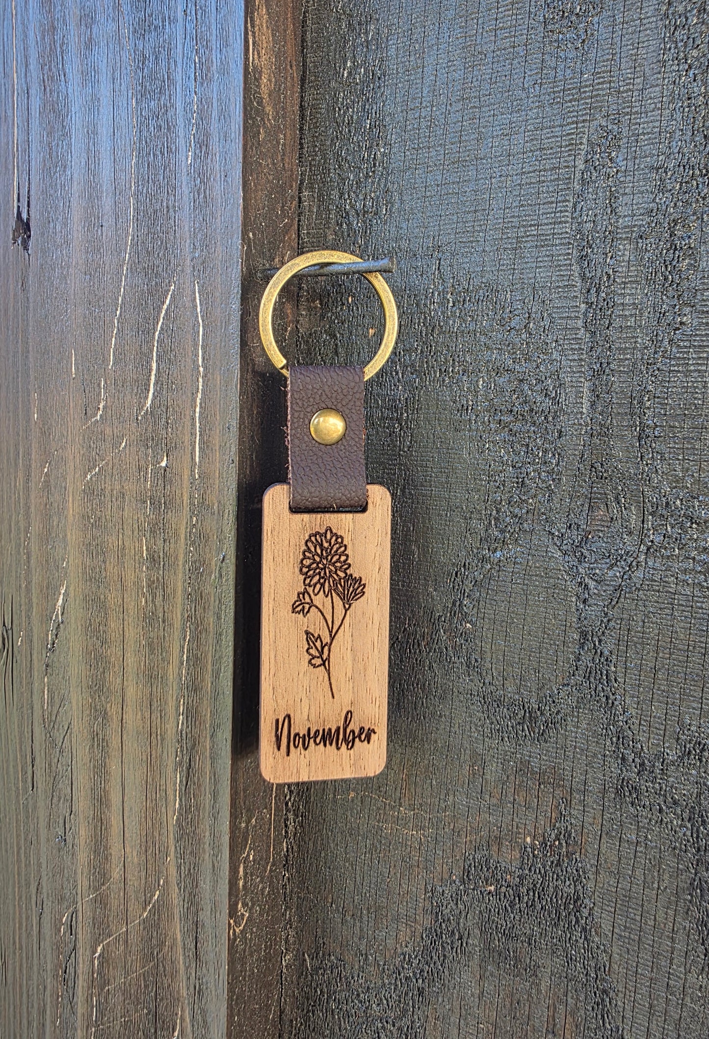 Personalized Birth Month Flower Keychain – Handcrafted Wooden Floral Key Ring with Engraved Monthly Blooms – Custom Gift for Her or Him