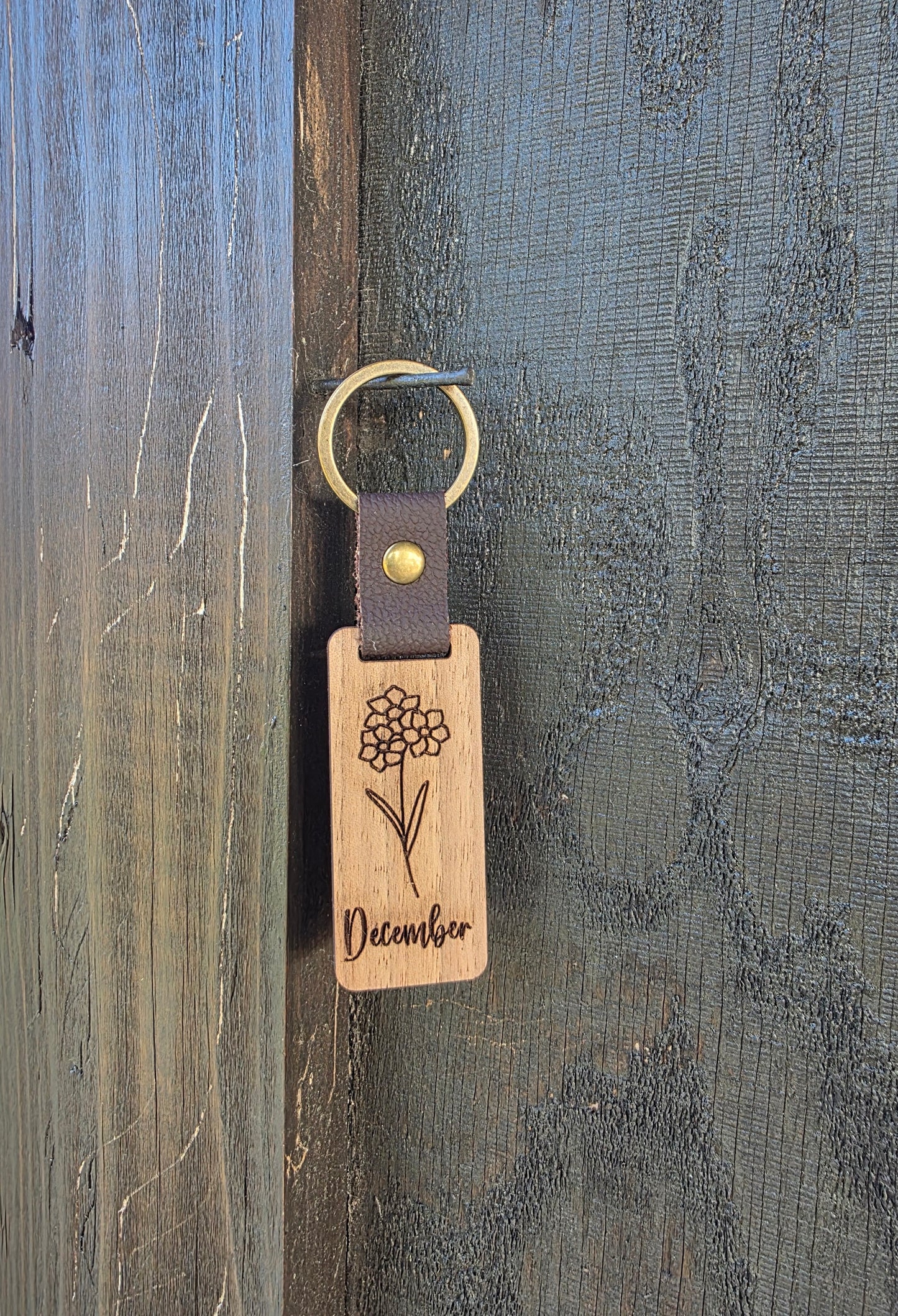 Personalized Birth Month Flower Keychain – Handcrafted Wooden Floral Key Ring with Engraved Monthly Blooms – Custom Gift for Her or Him